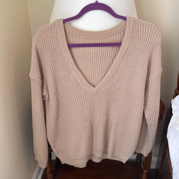 Lulu’s Tan Low Back V-Neck Sweater XS - Picture 3 of 4